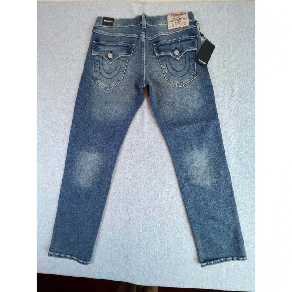 True Religion Men's 32x32 Geno Relaxed Slim Jeans Medium Wash NWT Flap Pocket.